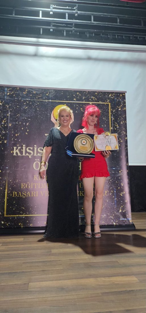 Başak Arslan Zirve Kişisel Gelişim ödül töreninde plaket ile